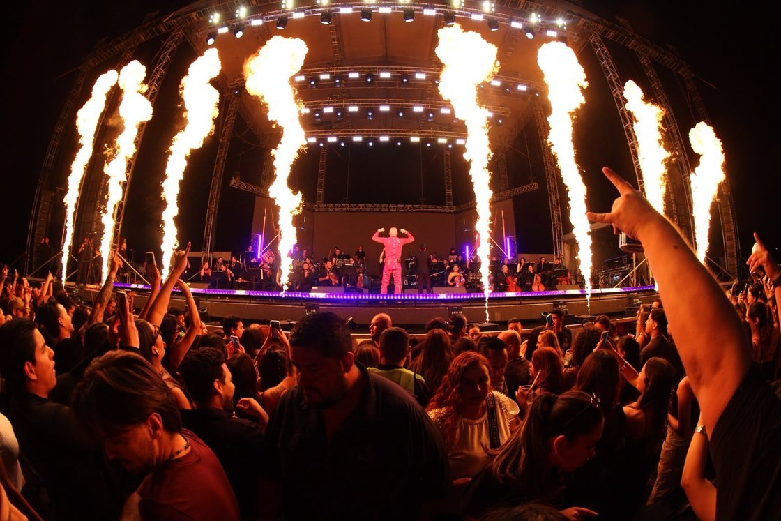 Escenario de concierto con iluminación y efectos de fuego